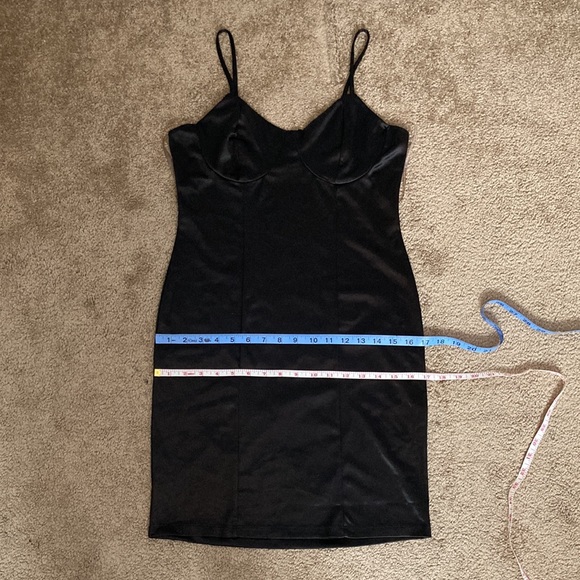 Liz & Sara plain black satin form fitting mini dress, extra large - Picture 9 of 11